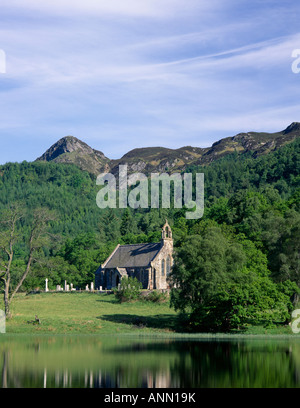 Vue sur le Loch Achray aux Trossachs Kirk et Ben A'Un, les Trossachs, Stirling, Ecosse, Royaume-Uni. Banque D'Images