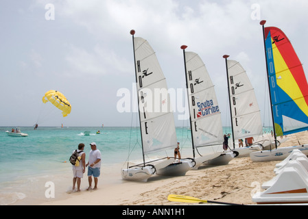 Les vacanciers sur la plage avec des catamarans et parasailer à Punta Cana, République dominicaine, Août 2006 Banque D'Images