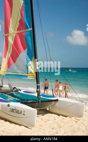 Des catamarans et les vacanciers à Punta Cana, République dominicaine, Août 2006 Banque D'Images