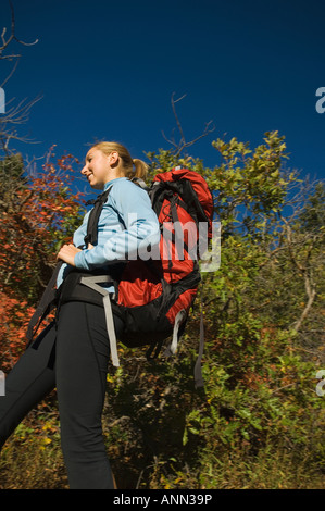 Low angle view of female hiker, Utah, United States Banque D'Images