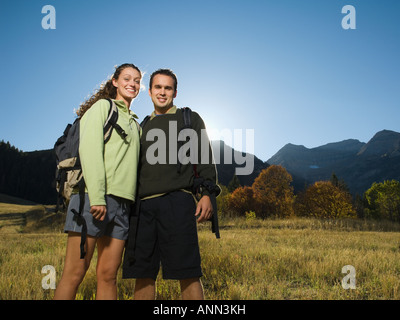 Couple portant des sacs à dos à l'extérieur, Utah, United States Banque D'Images