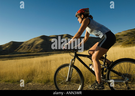 Woman riding mountain bike, Salt Flats, Utah, United States Banque D'Images