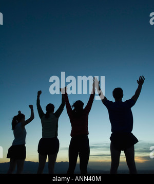 Silhouette de personnes avec bras levés, Salt Flats, Utah, United States Banque D'Images