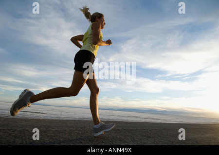 Woman running on road, Utah, United States Banque D'Images