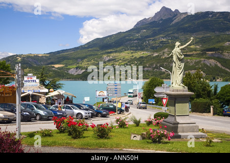 Entrane de Savines le lac avec statue, Hautes Alpes, Provence, France Banque D'Images