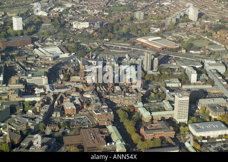 Photographie aérienne du centre de Coventry avec le reste de l'ancienne cathédrale, à proximité de la nouvelle cathédrale St Michael's Banque D'Images