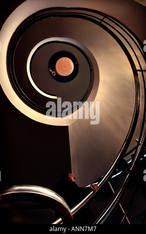 Un visiteur gravit les escaliers principaux dans le De La Warr Pavilion, Bexhill-on-Sea. Photo par Jim Holden. Banque D'Images