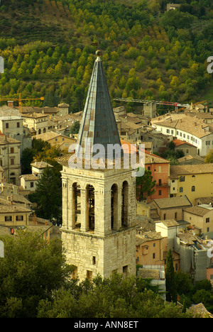 Avis de Spoletto de la Rocca, Ombrie Italie montrant le clocher de la Cathédrale Banque D'Images