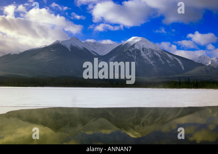 Neige fraîche autour de l'eau libre des lacs Vermilion dans matin, Banff National Park, Alberta, Canada Banque D'Images