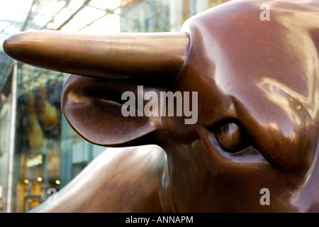 Statue de bronze du sculpteur bull conçu par Laurence Broderick Banque D'Images