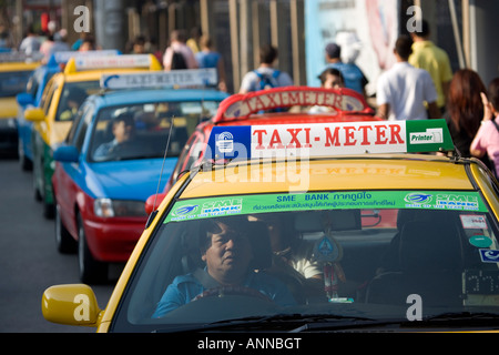 Taxis à Chatuchak Weekend Market Bangkok Thaïlande Banque D'Images