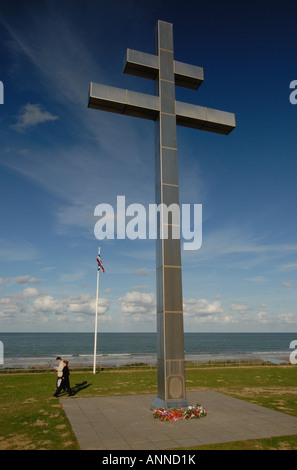 Croix de Lorraine commémoration retour du Général de Gaulle, D-Day landing beach, Normandie, France Banque D'Images