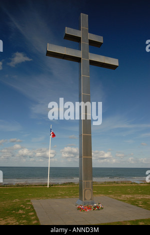 Croix de Lorraine commémoration retour du Général de Gaulle, D-Day landing beach, Normandie, France Banque D'Images