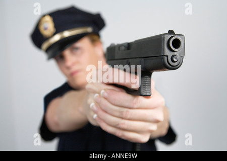 Vue d'une police woman visant avec pistolet. Banque D'Images