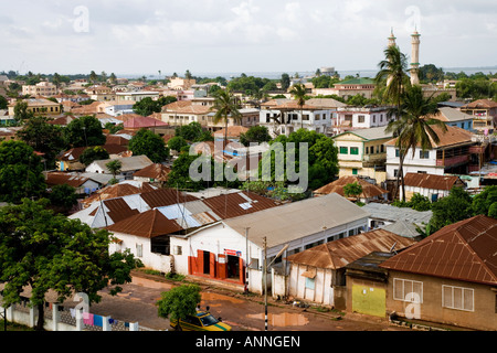 Voir plus de Banjul du Arch 22 avec les minarets de la mosquée Roi Fahd situé dans le coin supérieur droit. Banque D'Images