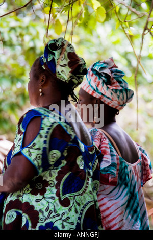 Vue arrière de deux danseurs portant des Gambiens Jola robe tribal à Makasutu Culture Forêt, Gambie, Afrique de l'ouest Banque D'Images