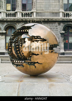 Pomodoro sculpture, Berkeley Library, Trinity College, Dublin Banque D'Images