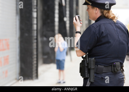 Femme agent de police à parler sur un micro main. Banque D'Images