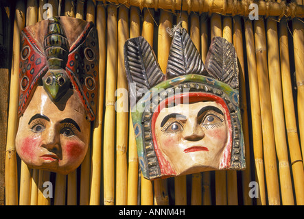 Sculpté à la main en bois masques de danse dans un petit marché plein air dans le village de Todos Santos sur l'océan Pacifique, Baja, au Mexique. Banque D'Images