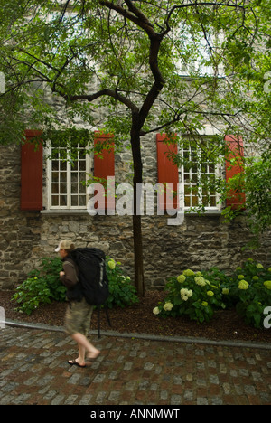 Des fenêtres à volets dans le Quartier Petit-Champlain de Québec, province de Québec, Canada. Banque D'Images