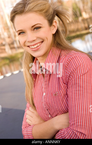 Stock photo montrant gros plan du caucasian girl de 15 à 17 ans smiling with arms crossed USA Banque D'Images