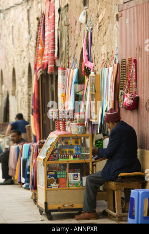 Maroc, Côte Atlantique, ESSAOUIRA : Shopping dans la Rue de la Skala (NR) Banque D'Images