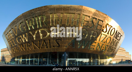 Fish Eye déformée (horizontal) vue panoramique de l'inscription bilingue sur le Wales Millennium Centre dans la soirée le soleil. Banque D'Images