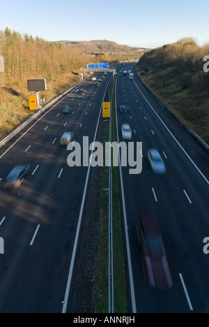 Vue aérienne verticale de beaucoup de trafic en accélérant le long de l'autoroute M4 en direction de Cardiff pour une journée ensoleillée Banque D'Images