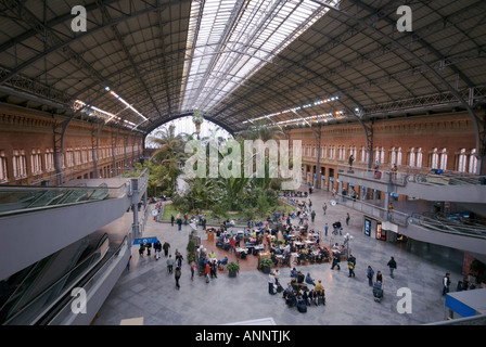 L'intérieur du bâtiment de la gare d'Atocha à Madrid Banque D'Images