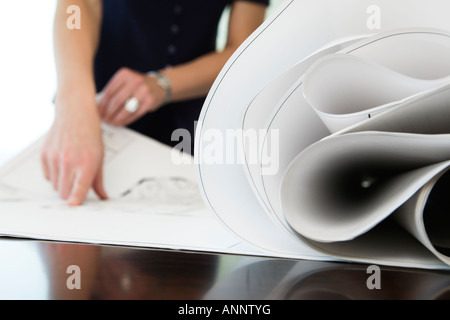 Portrait of businesswoman with records dans un bureau. Banque D'Images