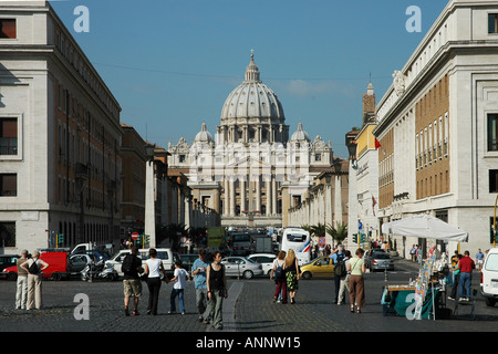 La basilique St Pierre à Rome vue de la Via della Conciliazone, une approche construite par Mussolini Banque D'Images