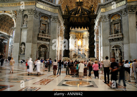 À l'intérieur de Rome, la basilique Saint Pierre la colossale Bernin baldaquin ou auvent au-dessus de l'autel papal domine la longue nef Banque D'Images