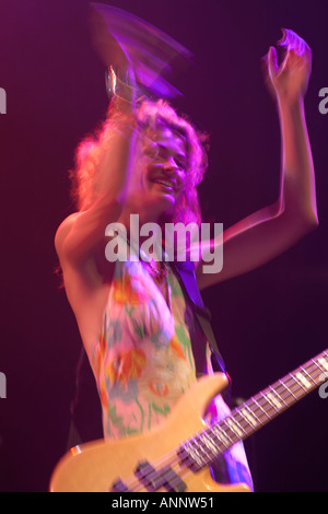 Musicien guitariste femelle avec Glen Tilbrook et le Fluffers à Glastonbury Festival of Contemporary Performing Arts Somerset England UK 2005 Banque D'Images