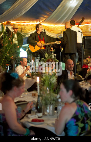 L'argent flou perdu Service Restaurant avec vinaigrette diners pour dîner en costume à Glastonbury Festival of Contemporary Performing Arts Somerset England UK 2005 Banque D'Images