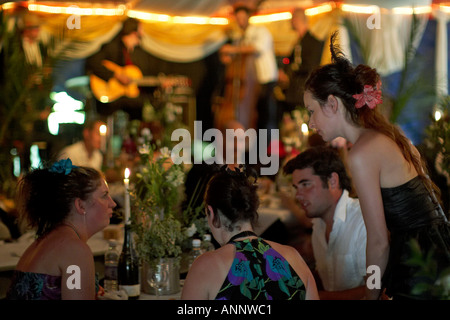 L'argent flou perdu Service Restaurant avec serveuse glamour et vinaigrette diners pour dîner en costume à Glastonbury Festival of Contemporary Performing Arts Somerset England UK 2005 Banque D'Images