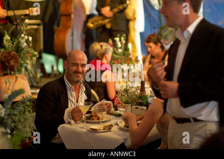 L'argent flou perdu Service Restaurant avec vinaigrette diners pour dîner en costume à Glastonbury Festival of Contemporary Performing Arts Somerset England UK 2005 Banque D'Images