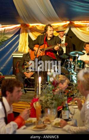 L'argent flou perdu Service Restaurant avec bande et diners dressing pour dîner en costume à Glastonbury Festival of Contemporary Performing Arts Somerset England UK 2005 Banque D'Images