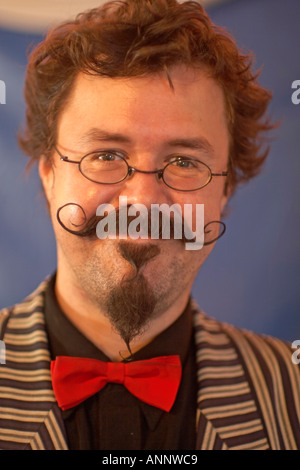 L'argent flou perdu Service Restaurant Maitre d avec moustache Frisée fine en costume à Glastonbury Festival of Contemporary Performing Arts Somerset England UK 2005 Banque D'Images