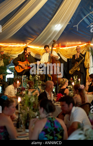 L'argent flou perdu Service Restaurant groupe avec diners habillés en costume pour le dîner à Glastonbury Festival of Contemporary Performing Arts Somerset England UK 2005 Banque D'Images