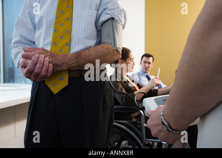 View of businesspeople conversing dans un bureau. Banque D'Images