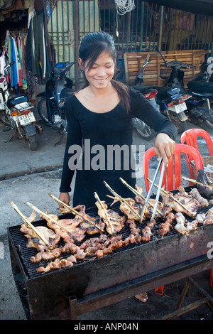 Smiling Street Food Vendor la cuisson à Battambang au Cambodge Banque D'Images