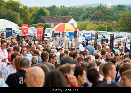 Vue aérienne horizontale à travers des foules de gens d'attente afin de placer des paris avec les bookmakers aux courses sur une journée ensoleillée Banque D'Images