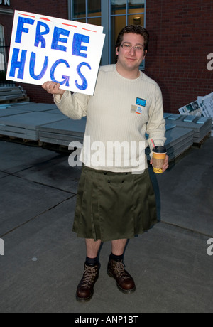 Man giving free hugs au centre-ville de Tacoma, Washington, United States, Amérique du Nord Banque D'Images