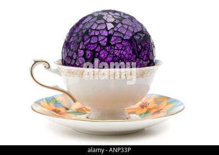 Boule de cristal de verre violet dans un 'Queens chine' 'art deco' tasse et soucoupe Banque D'Images