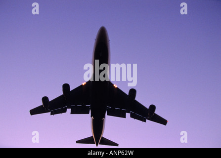 Boeing 747 est sur le point d'atterrir à l'aéroport Heathrow de Londres dans la soirée Banque D'Images