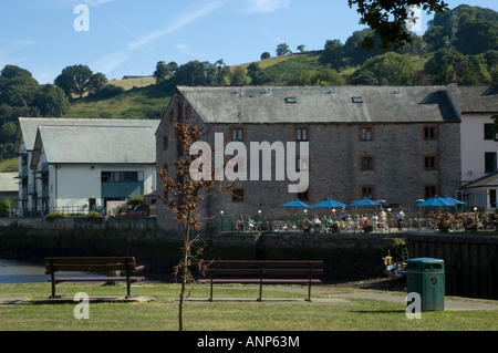 Café en plein air sur les rives de la rivière Dart, TOTNES, Devon Banque D'Images