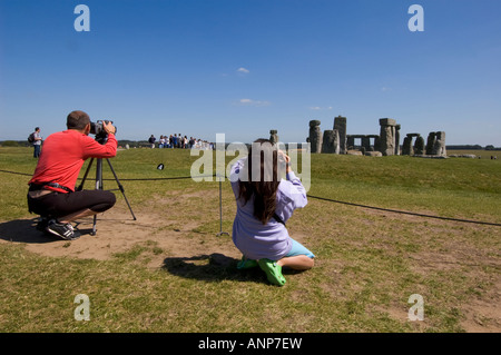 Les touristes photographiant Stonehenge sur une belle journée d'été Banque D'Images