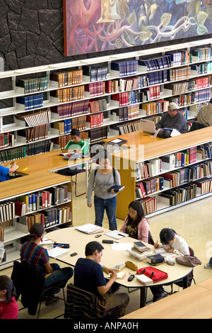 Les élèves étudient dans la bibliothèque centrale de l'Université autonome nationale du Mexique à Mexico Mexique Banque D'Images