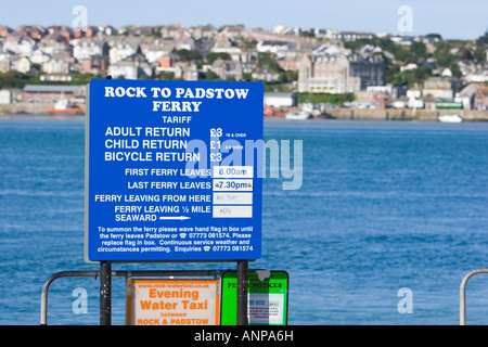 Inscrivez-vous publicité le traversier pour passagers entre Rock et Padstow en Cornouailles du nord Banque D'Images