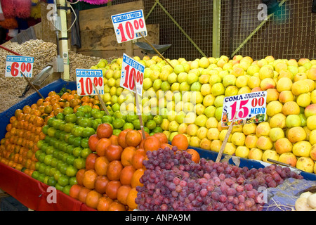 Stand de fruits au marché de la Merced à Mexico Mexique Banque D'Images